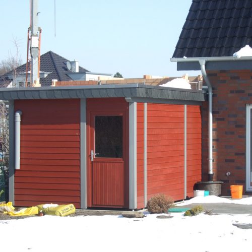 Flachdachcarport mit Rot abgesetzten Abstellraum