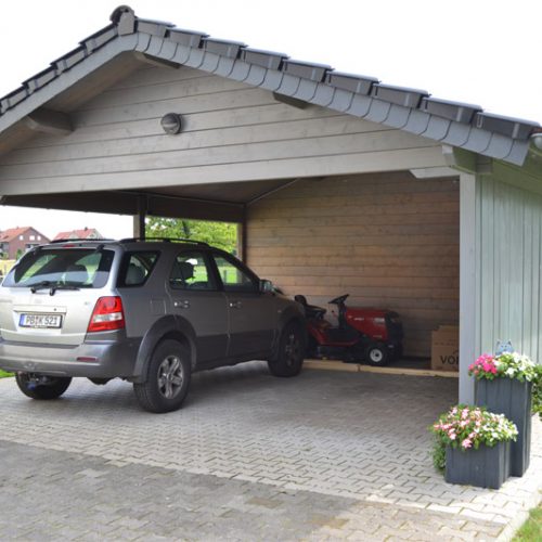 Blockbohlencarport mit Abstellraum